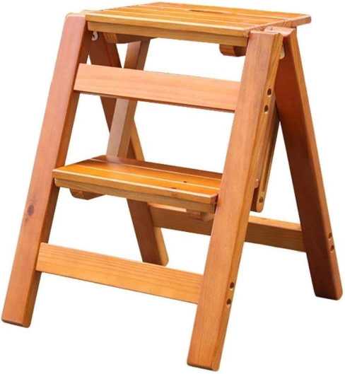 Escalera de madera con descanso