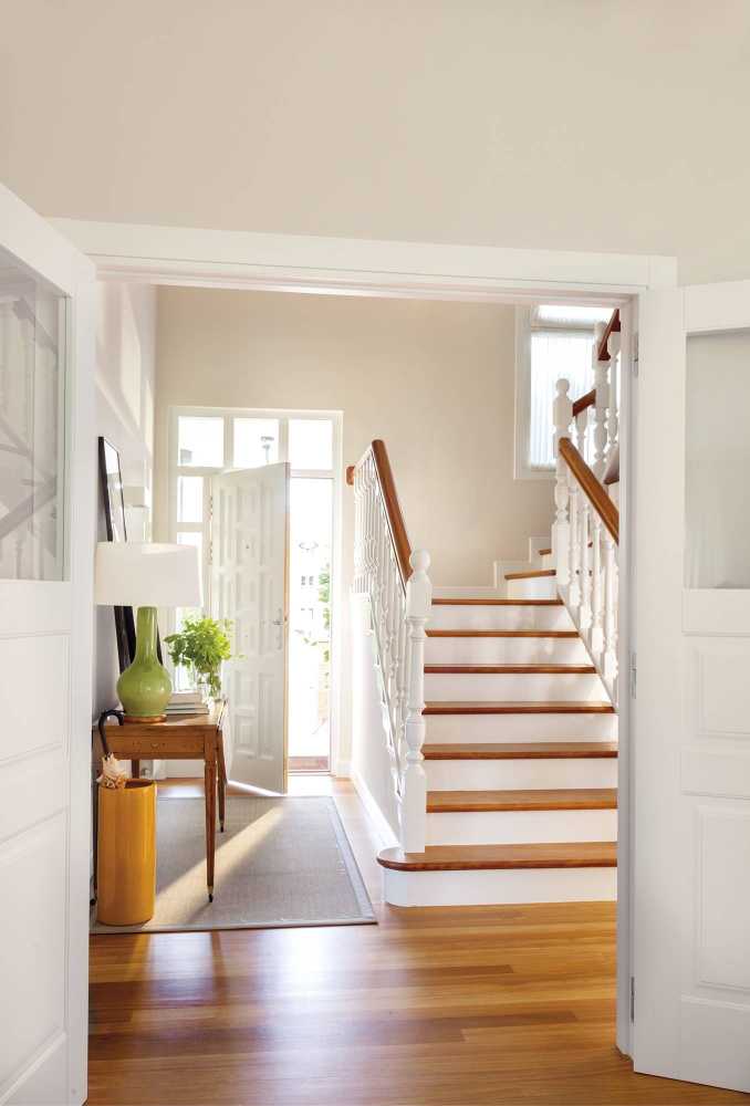 escaleras blanco y madera