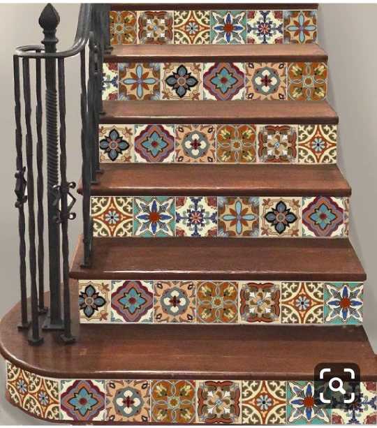 escaleras con mosaico