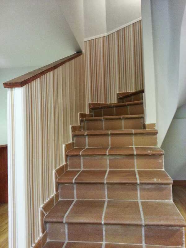 escaleras con papel pintado