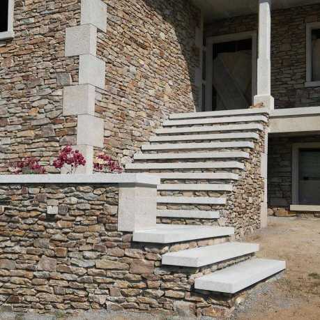 escaleras con piedra
