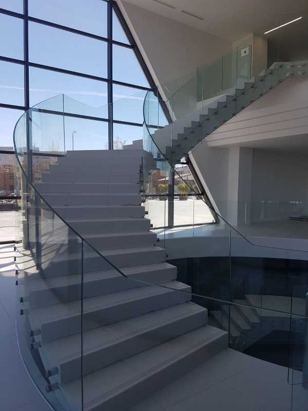 escaleras con vidrio