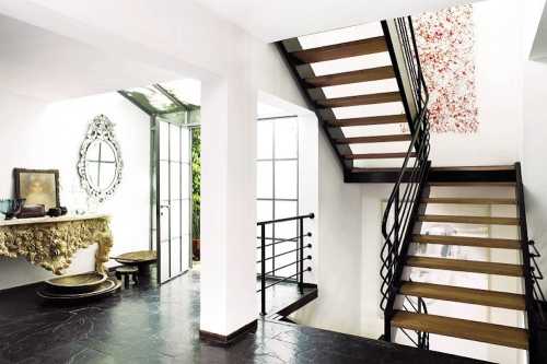 escaleras decoradas con cuadros