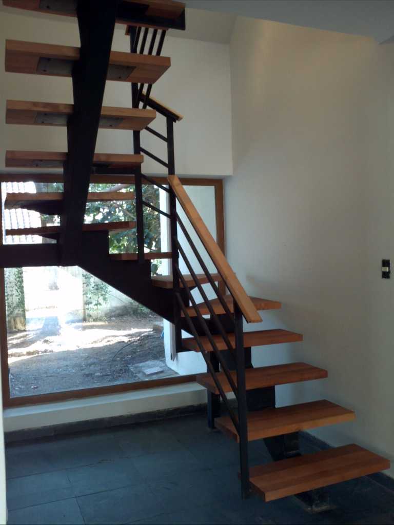 escaleras en metal y madera
