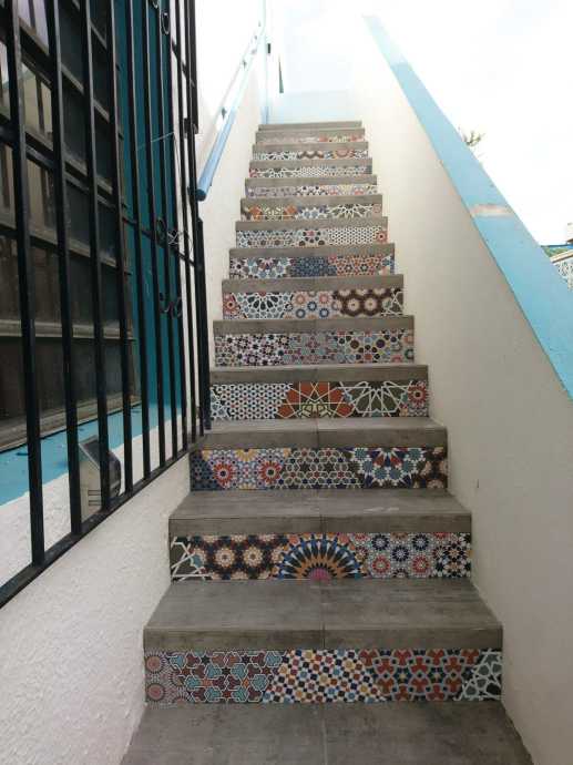 escaleras exteriores pintadas