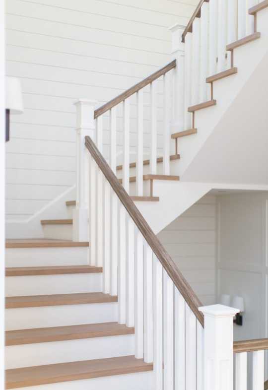 escaleras madera blanca