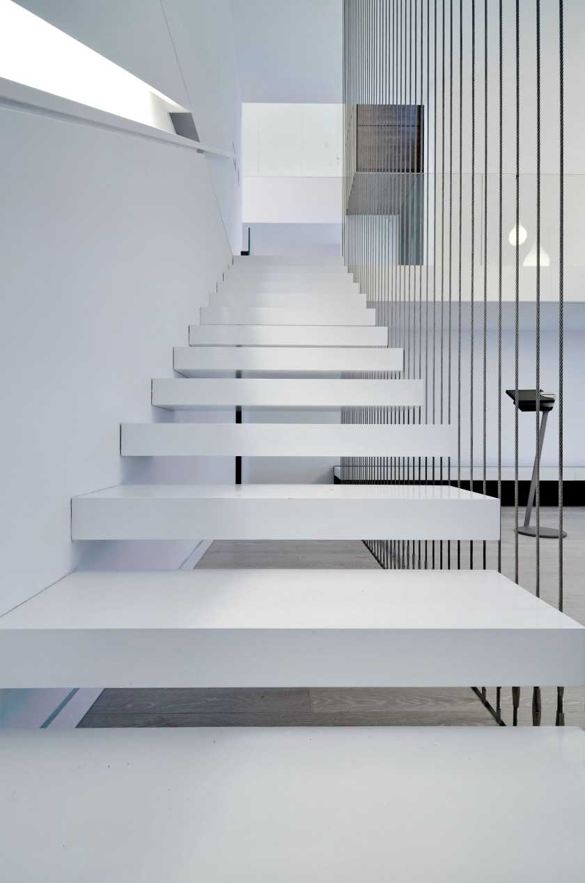 escaleras metalicas blancas