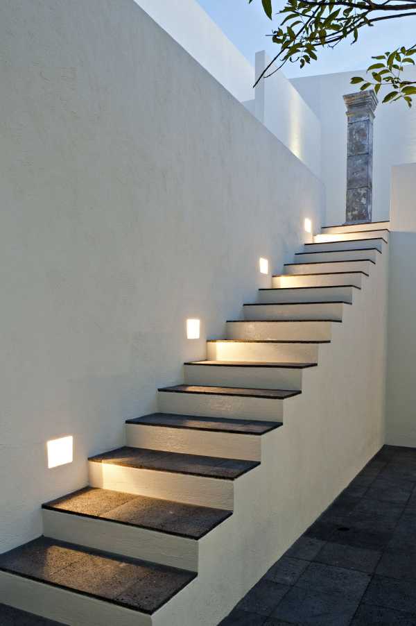 escaleras modernas iluminadas