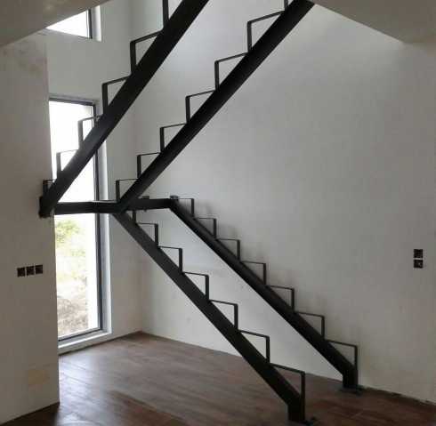 escaleras negras con madera