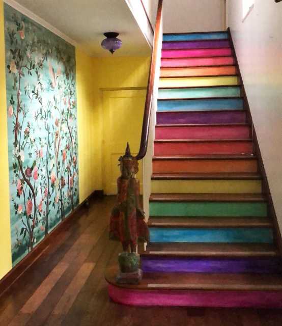 escaleras pintadas dos colores