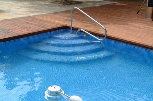 escaleras redondas piscina
