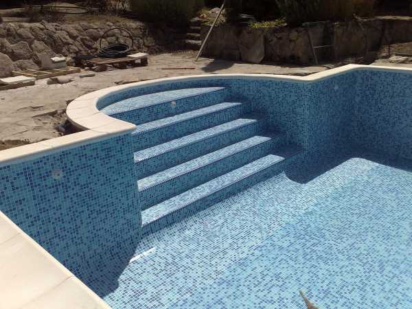 escaleras romanas piscina